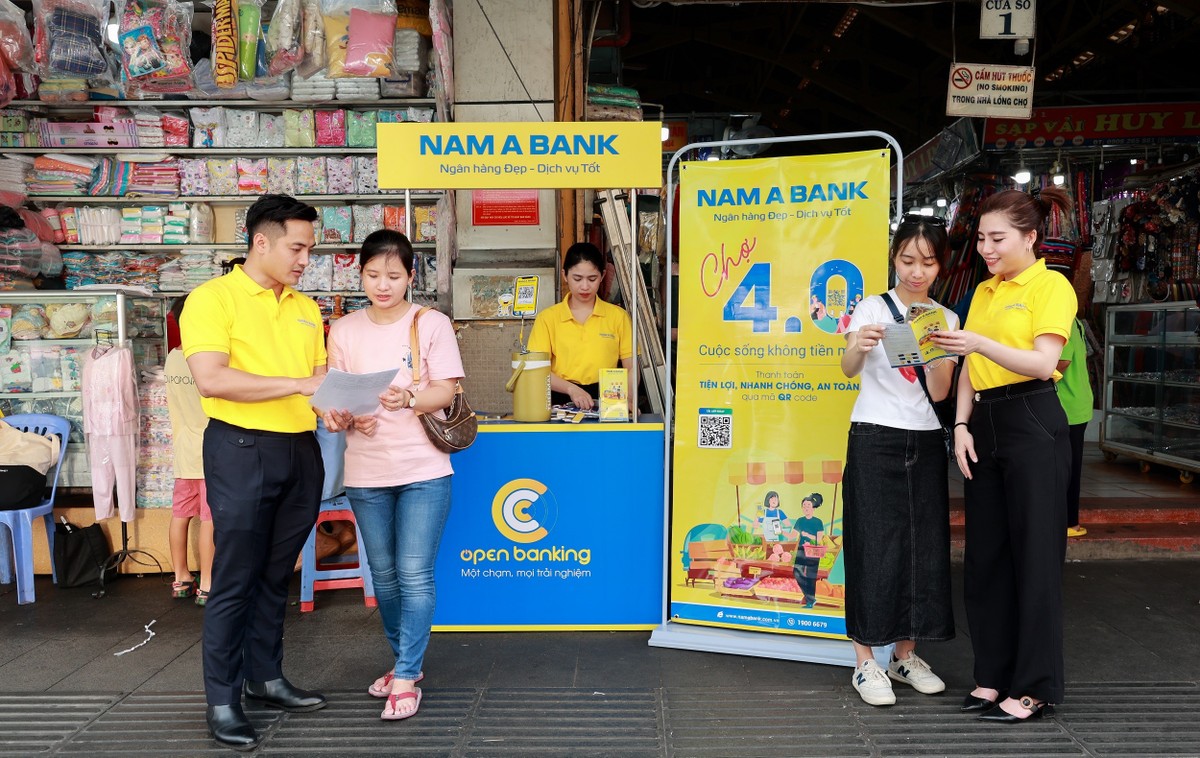 Nam A Bank triển khai chương trình “Chợ 4.0 – Cuộc sống không tiền mặt” phủ sóng tại các chợ trên địa bàn TP.HCM. Nam A Bank triển khai chương trình “Chợ 4.0 – Cuộc sống không tiền mặt” phủ sóng tại các chợ trên địa bàn TP.HCM.