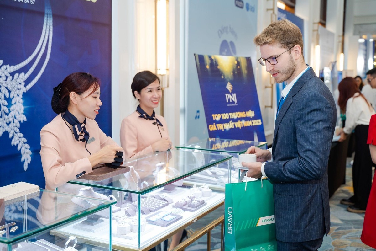 PNJ luôn theo đuổi giá trị cốt lõi Tận tâm vì khách hàng (Ảnh: Việt Hùng) PNJ luôn theo đuổi giá trị cốt lõi Tận tâm vì khách hàng (Ảnh: Việt Hùng)