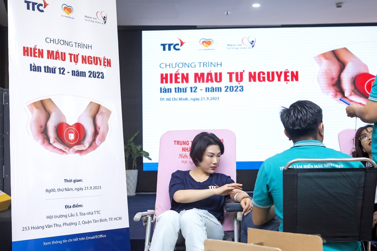 Bà Hồ Thị Phương Thảo - Phó tổng giám đốc Tập đoàn TTC trực tiếp tham gia hiến máu. Bà cho biết, hoạt động này vô cùng thiết thực khi tạo nên nhiều kỳ tích, góp phần cứu sống nhiều ca bệnh cần máu. Ngày hội đã nhận được sự tham gia đông đảo từ các Đơn vị thành viên của Tập đoàn TTC. Bà Hồ Thị Phương Thảo - Phó tổng giám đốc Tập đoàn TTC trực tiếp tham gia hiến máu. Bà cho biết, hoạt động này vô cùng thiết thực khi tạo nên nhiều kỳ tích, góp phần cứu sống nhiều ca bệnh cần máu. Ngày hội đã nhận được sự tham gia đông đảo từ các Đơn vị thành viên của Tập đoàn TTC.