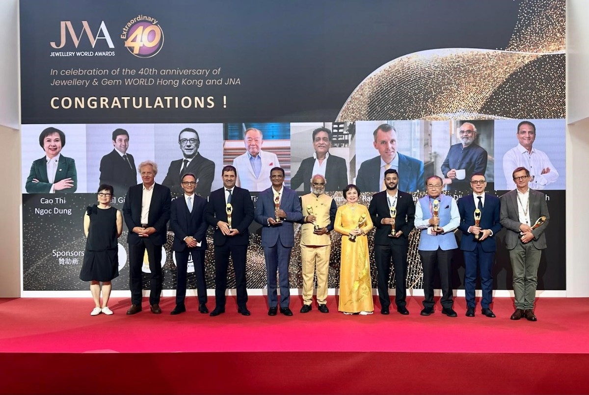 Bà Dung cũng là người Việt Nam đầu tiên đứng vào hàng ngũ 40 nhân vật tạo nên lịch sử của ngành kim hoàn thế giới. Ảnh: Hoài Anh