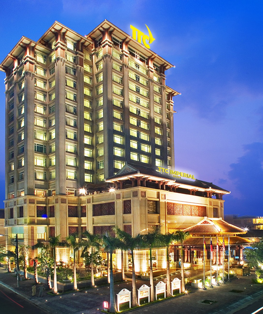 TTC Imperial Hotel thiết kế theo phong cách cung đình Huế với vị trí đắc địa.