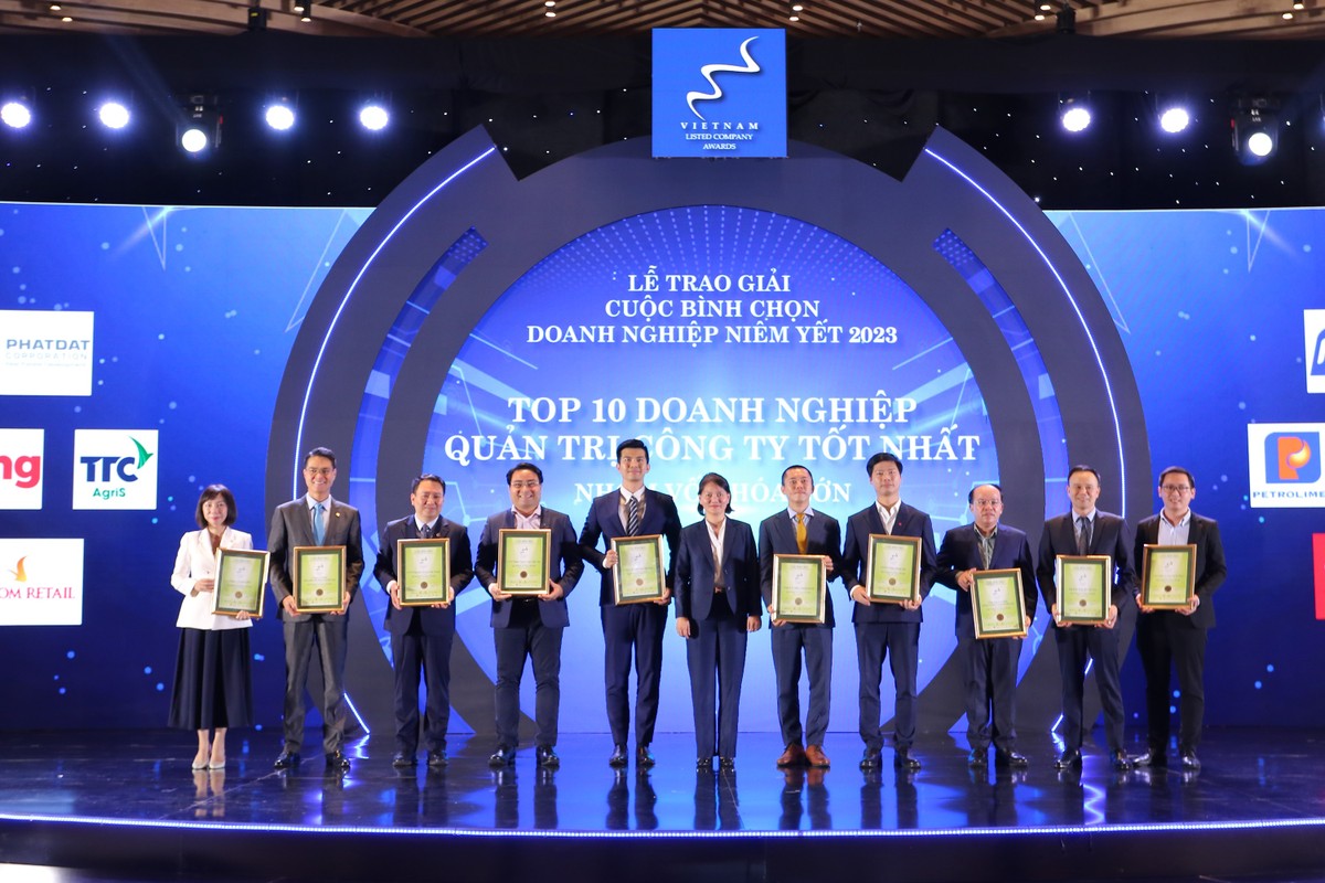 Top 10 Doanh nghiệp Quản trị công ty tốt nhất 2023, nhóm vốn hóa lớn (Ảnh: Lê Toàn) Top 10 Doanh nghiệp Quản trị công ty tốt nhất 2023, nhóm vốn hóa lớn (Ảnh: Lê Toàn)