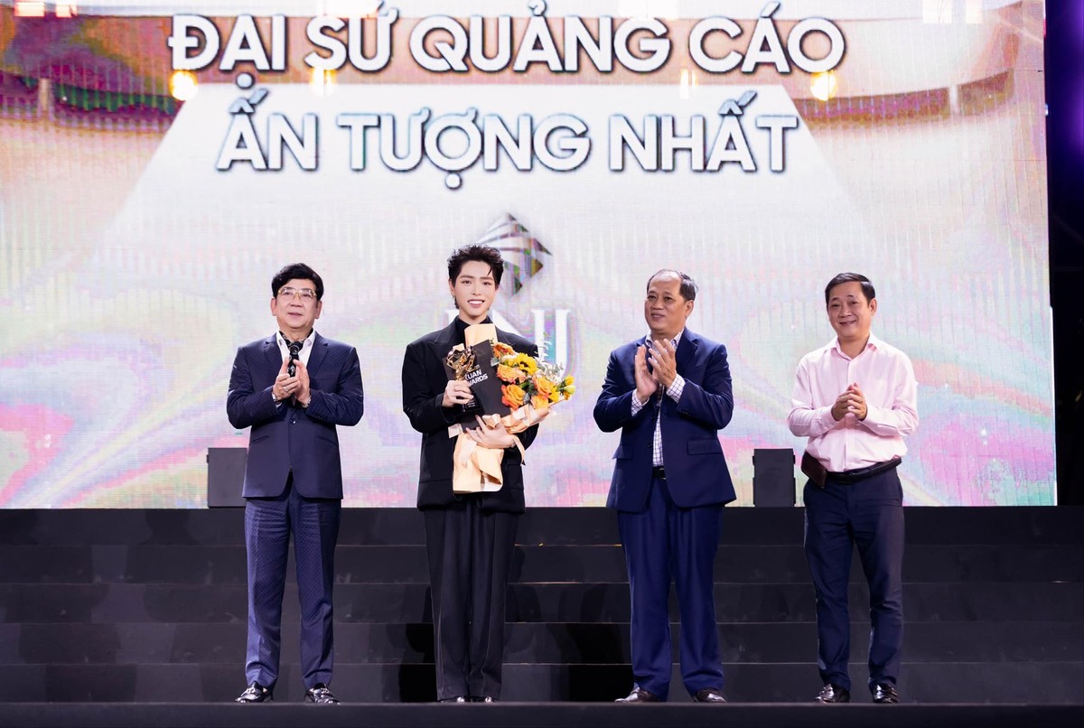 Giải thưởng Đại sứ Quảng cáo ấn tượng nhất thuộc về Nghệ sĩ Đức Phúc với chiến dịch “Trao nhau khoảnh khắc, ghi dấu một đời” của PNJ Giải thưởng Đại sứ Quảng cáo ấn tượng nhất thuộc về Nghệ sĩ Đức Phúc với chiến dịch “Trao nhau khoảnh khắc, ghi dấu một đời” của PNJ