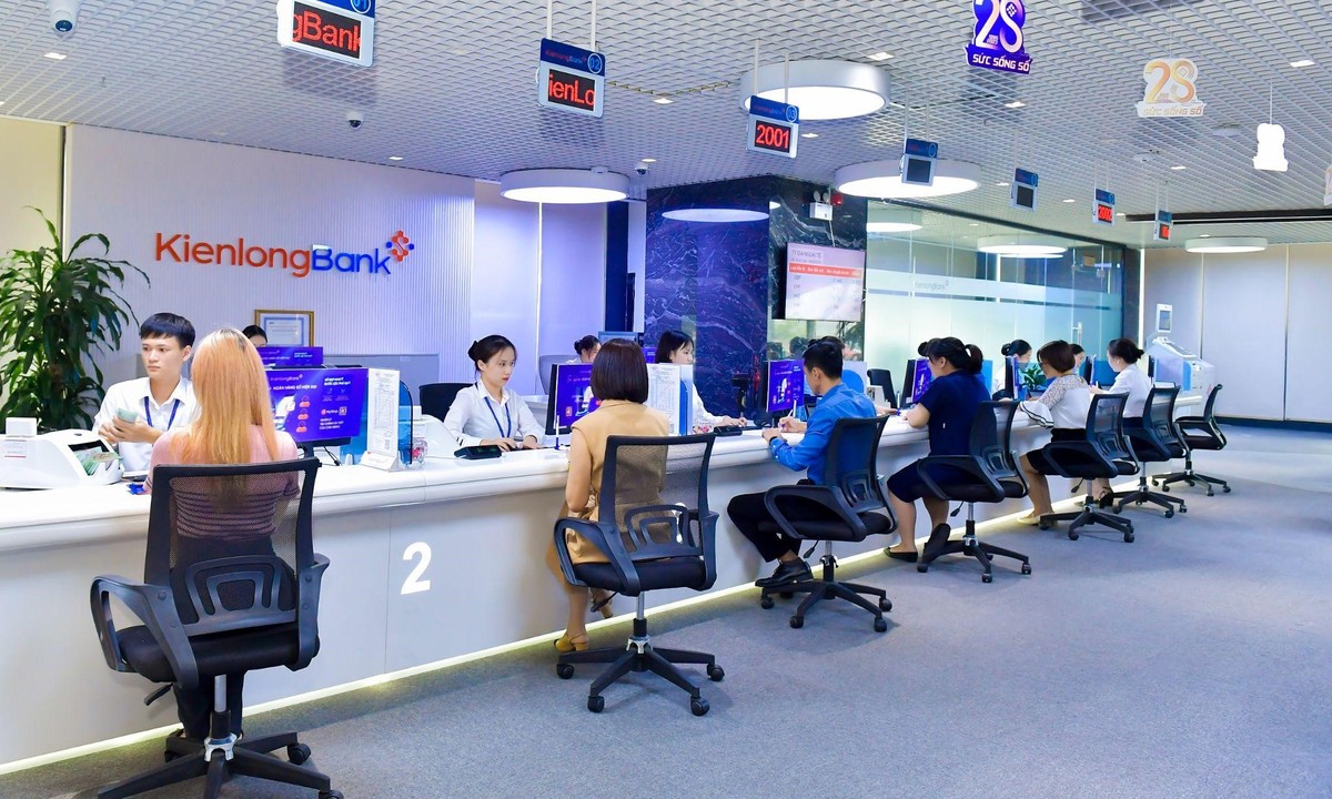 KienlongBank luôn chú trọng đến việc đầu tư, nâng cấp cơ sở hạ tầng, hiện đại hóa công nghệ, nâng cao năng lực quản trị rủi ro. KienlongBank luôn chú trọng đến việc đầu tư, nâng cấp cơ sở hạ tầng, hiện đại hóa công nghệ, nâng cao năng lực quản trị rủi ro.