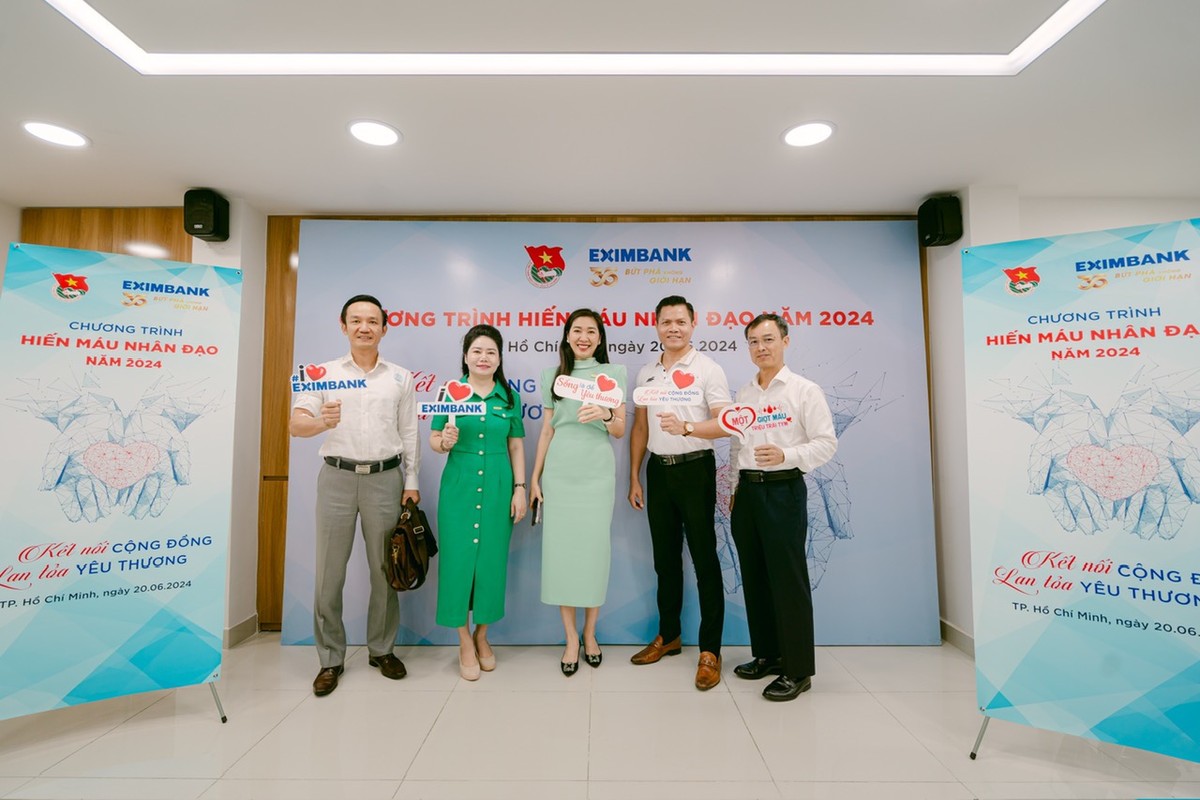 Ban lãnh đạo Eximbank tham gia hiến máu tại sự kiện. Ban lãnh đạo Eximbank tham gia hiến máu tại sự kiện.