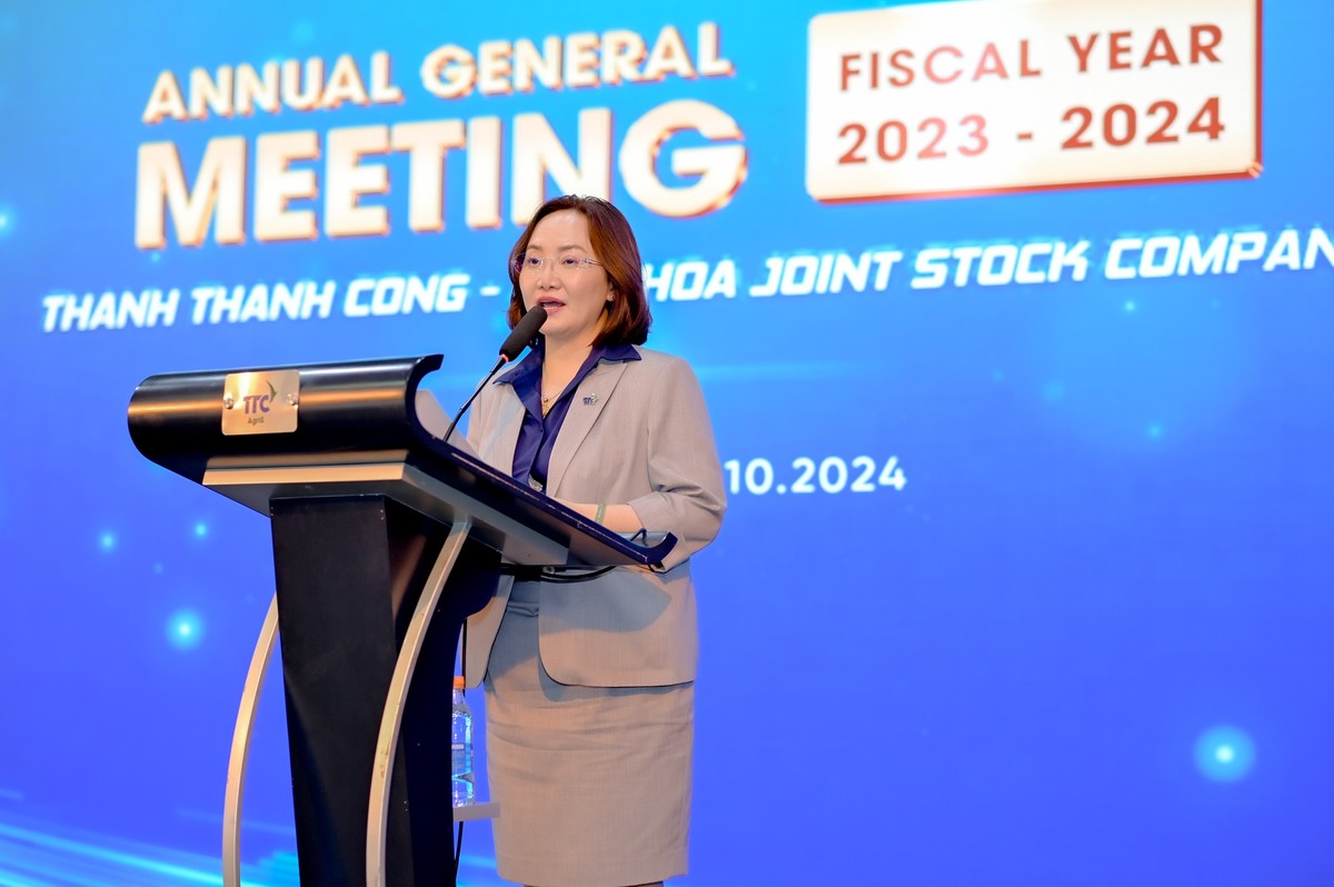 Bà Đặng Huỳnh Ức My phát biểu tại ĐHĐCĐ thường niên niên độ 2023-2024