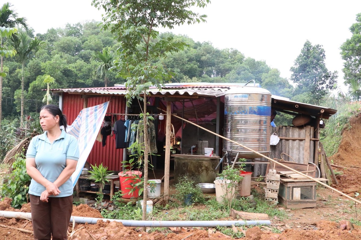 Đoàn tới thăm, động viên gia đình anh Hoàng Văn Vượng, thôn Tân Phong, xã Cẩm Ân (huyện Yên Bình) bị mất nhà do sạt lở đất. Gia đình anh Vượng đang sống trong ngôi nhà tạm trên mảnh đất của người anh trai