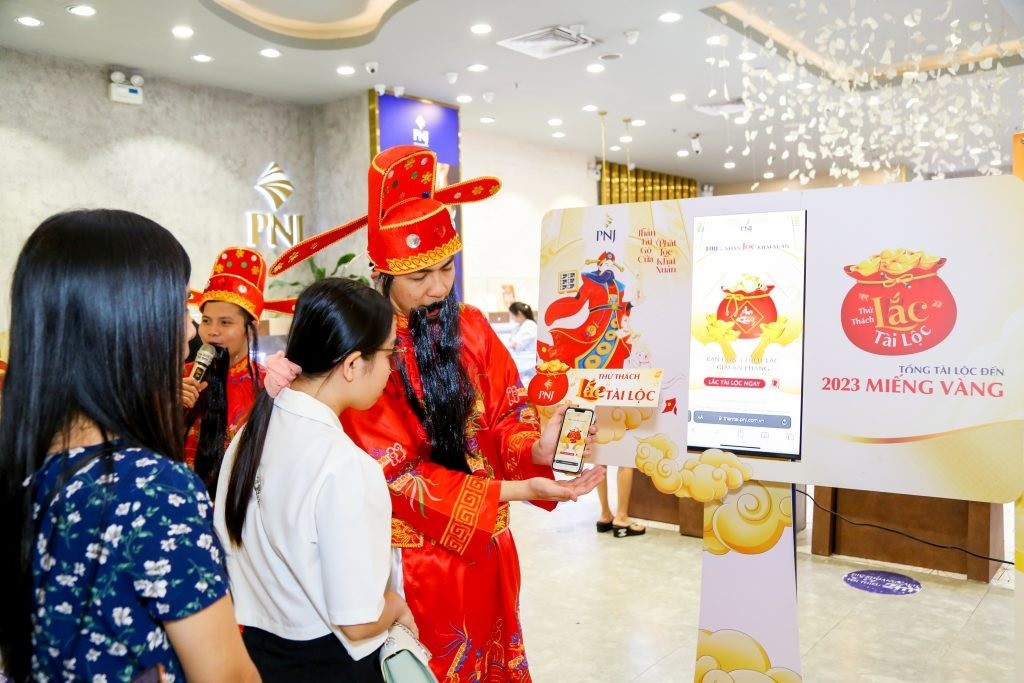 Khách hàng hào hứng tham gia “Thử Thách Lắc Tài Lộc” trong dịp Thần Tài 2023 (Ảnh: Hồng Phương)