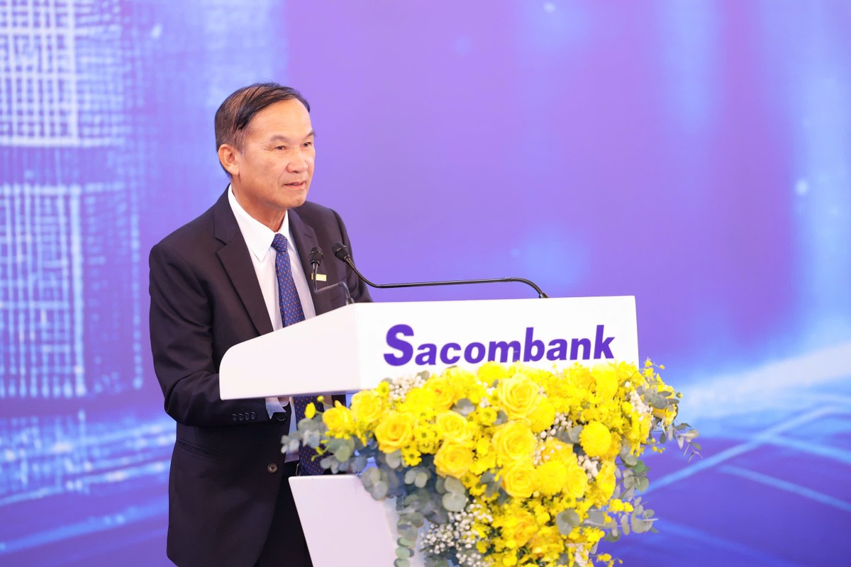 Ông Dương Công Minh - Chủ tịch Sacombank tại ĐHCĐ Ngân hàng sáng ngày 25/4