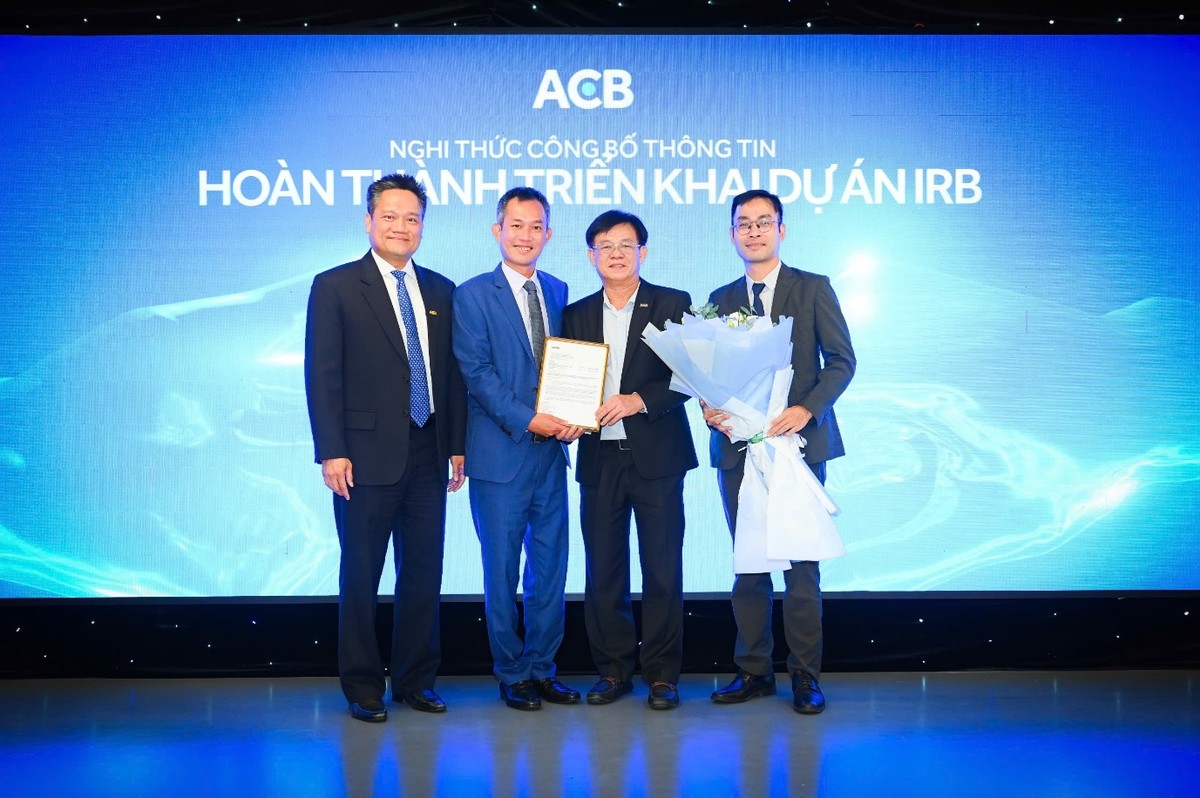 Đại diện KPMG trao thư xác nhận hoàn thành dự án cho ACB.