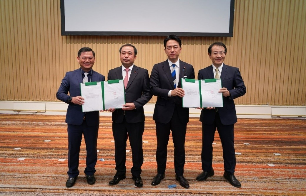 Ông Trần Đức Thắng, quyền Bộ trưởng Nông nghiệp và Môi trường (thứ hai, từ trái sang phải) và ông Koizumi Shinjiro, Bộ trưởng Nông Lâm Ngư nghiệp Nhật Bản (thứ ba, từ trái sang phải) chứng kiến biên bản thỏa luận giữa AgriS và ITOCHU Ông Trần Đức Thắng, quyền Bộ trưởng Nông nghiệp và Môi trường (thứ hai, từ trái sang phải) và ông Koizumi Shinjiro, Bộ trưởng Nông Lâm Ngư nghiệp Nhật Bản (thứ ba, từ trái sang phải) chứng kiến biên bản thỏa luận giữa AgriS và ITOCHU