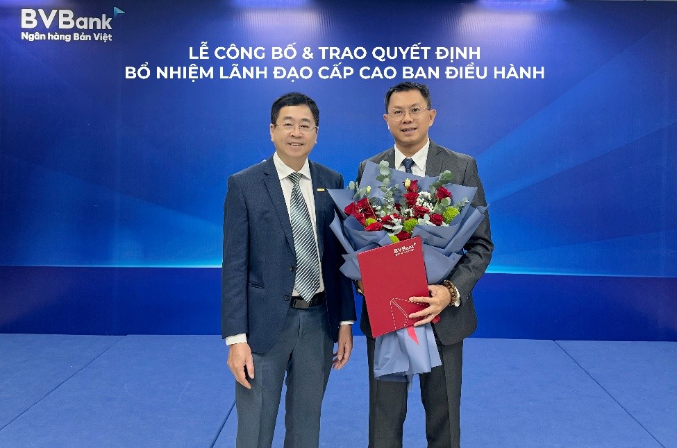 Ông Lê Anh Tài, Chủ tịch HĐQT BVBank trao quyết định bổ nhiệm đến ông Lý Hoài Văn làm Quyền Tổng giám đốc BVBank.