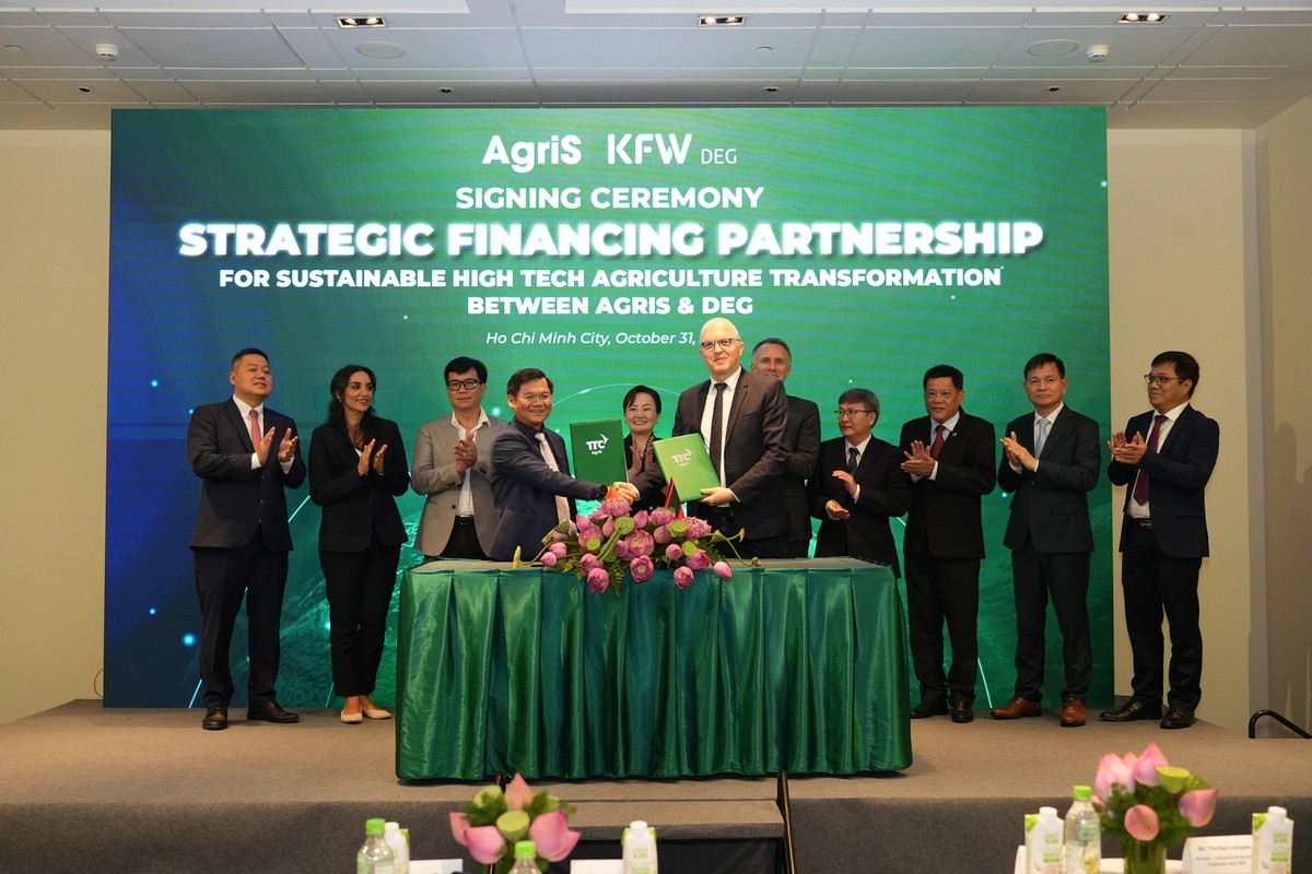 Đại diện hai bên ký kết thỏa thuận hợp tác: Ông Thái Văn Chuyện - Tổng giám đốc AgriS và ông Thorben Loeppke – Giám đốc Khối Công nghiệp &amp; Dịch vụ, Doanh nghiệp khu vực Châu Á