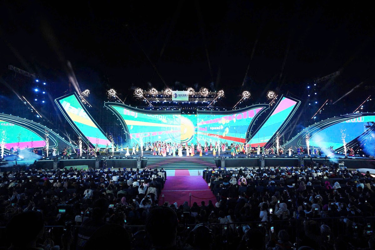 Hàng ngàn người dân và du khách xem khai mạc Lễ hội Trà quốc tế 2025 lần đầu tiên tổ chức tại Việt Nam Hàng ngàn người dân và du khách xem khai mạc Lễ hội Trà quốc tế 2025 lần đầu tiên tổ chức tại Việt Nam