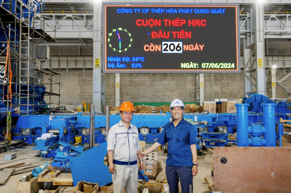 Chủ tịch Trần Đình Long và anh Bùi Văn Tiệp, Giám đốc Nhà máy cán thép QSP tại bảng đếm ngược cuộn HRC đầu tiên của Dự án Dung Quất 2 còn 206 ngày Chủ tịch Trần Đình Long và anh Bùi Văn Tiệp, Giám đốc Nhà máy cán thép QSP tại bảng đếm ngược cuộn HRC đầu tiên của Dự án Dung Quất 2 còn 206 ngày