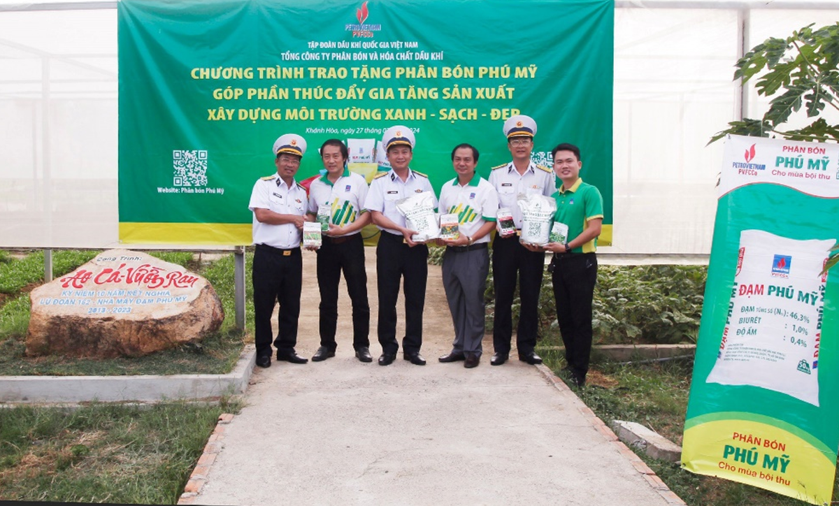 Trao tặng phân bón Phú Mỹ cho cán bộ chiến sỹ Lữ đoàn 162 Vùng 4 Hải quân Trao tặng phân bón Phú Mỹ cho cán bộ chiến sỹ Lữ đoàn 162 Vùng 4 Hải quân
