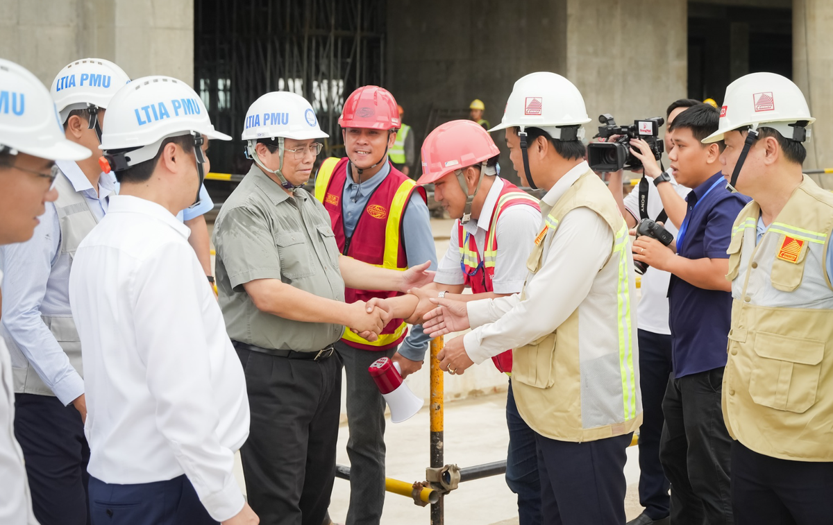 Thủ tướng động viên các kỹ sư, công nhân đang làm việc trên công trường