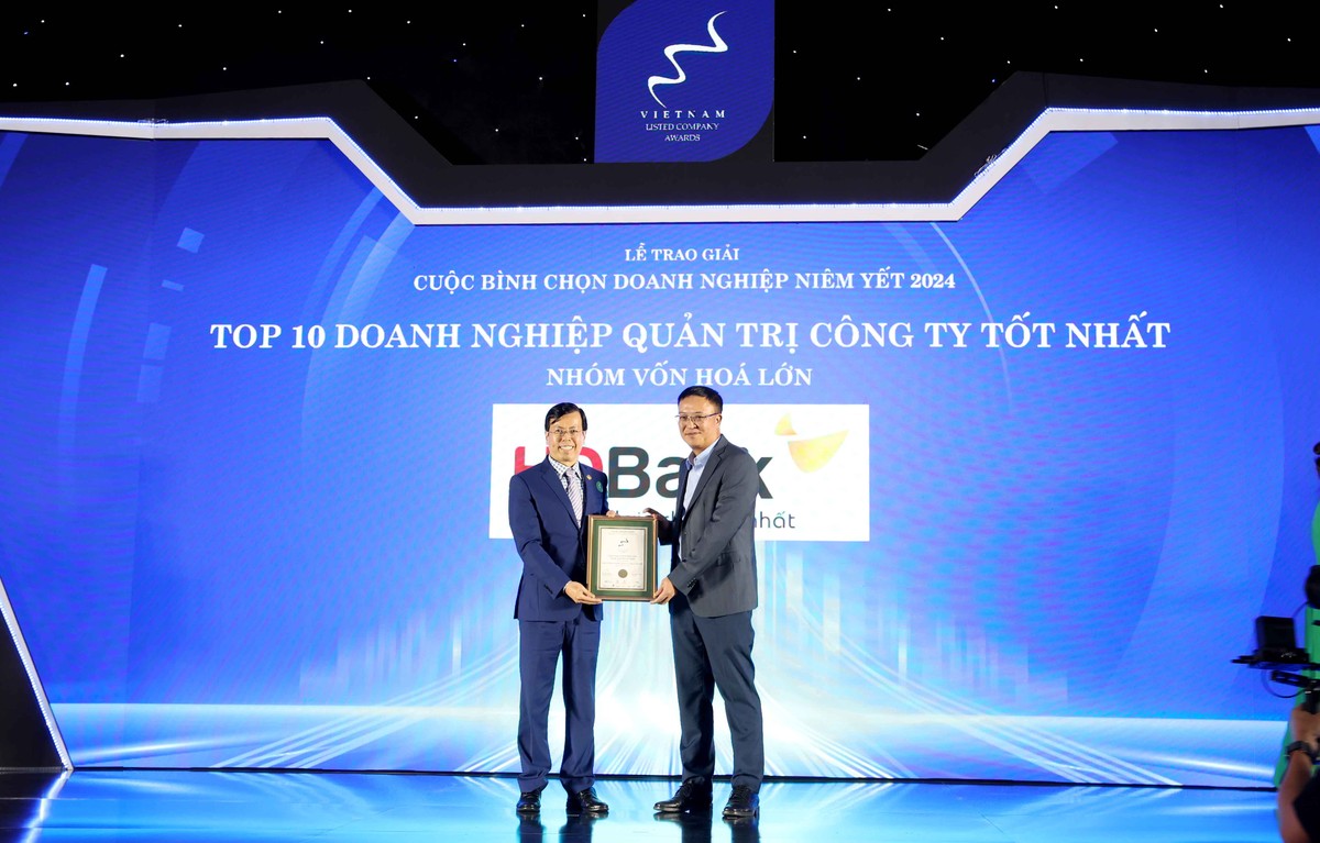 Ông Bùi Hoàng Hải, Phó Chủ tịch Ủy ban Chứng khoán Nhà nước (bên phải) trao giải Quản trị công ty tốt nhất 2024 cho đại diện HDBank Ông Bùi Hoàng Hải, Phó Chủ tịch Ủy ban Chứng khoán Nhà nước (bên phải) trao giải Quản trị công ty tốt nhất 2024 cho đại diện HDBank