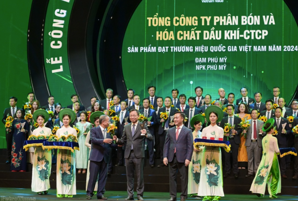 Ông Phan Công Thành - Tổng giám đốc PVFCCo tại Lễ vinh danh “Thương hiệu quốc gia Việt Nam” năm 2024 Ông Phan Công Thành - Tổng giám đốc PVFCCo tại Lễ vinh danh “Thương hiệu quốc gia Việt Nam” năm 2024