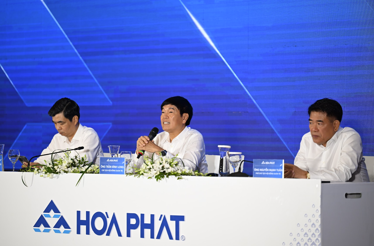 Ban chủ tọa ĐHCĐ Hòa Phát, Chủ tịch Trần Đình Long ngồi giữa