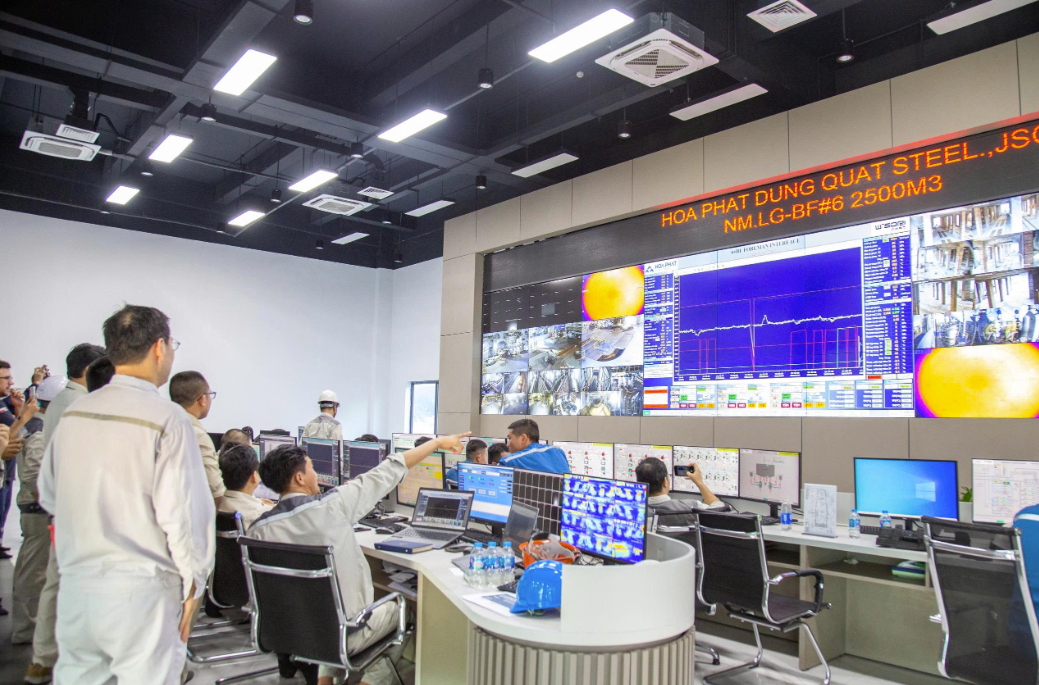 Đội ngũ kỹ sư Nhà máy luyện gang kiểm soát các thông số kỹ thuật của lò cao tại phòng điều khiển trung tâm