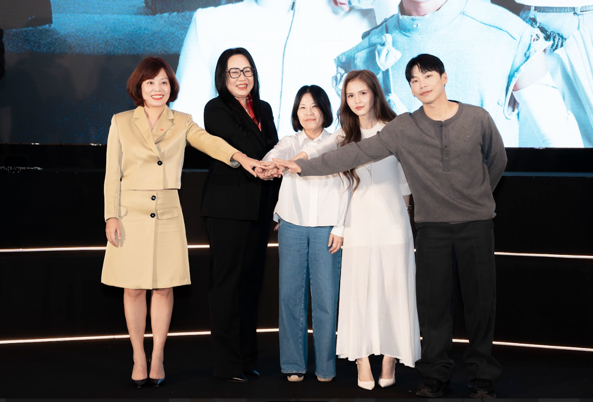 (Từ trái - phải) Bà Nguyễn Vân Linh - Phó giám đốc Khối Ngân hàng Bán lẻ, Ngân hàng Techcombank; Bà Ngô Thị Vân Hạnh - CEO Tập đoàn YeaH1; Mrs Angela Pong - Tổng giám đốc Sony Music Entertainment Việt Nam; Bà Nguyễn Quế Tiên - Giám đốc Điều hành Khối nội dung số Tập đoàn YeaH1 kiêm Phó Tổng Giám đốc MangoPlus; Ông Ryu.D - CEO HiDirector Entertainment (Từ trái - phải) Bà Nguyễn Vân Linh - Phó giám đốc Khối Ngân hàng Bán lẻ, Ngân hàng Techcombank; Bà Ngô Thị Vân Hạnh - CEO Tập đoàn YeaH1; Mrs Angela Pong - Tổng giám đốc Sony Music Entertainment Việt Nam; Bà Nguyễn Quế Tiên - Giám đốc Điều hành Khối nội dung số Tập đoàn YeaH1 kiêm Phó Tổng Giám đốc MangoPlus; Ông Ryu.D - CEO HiDirector Entertainment