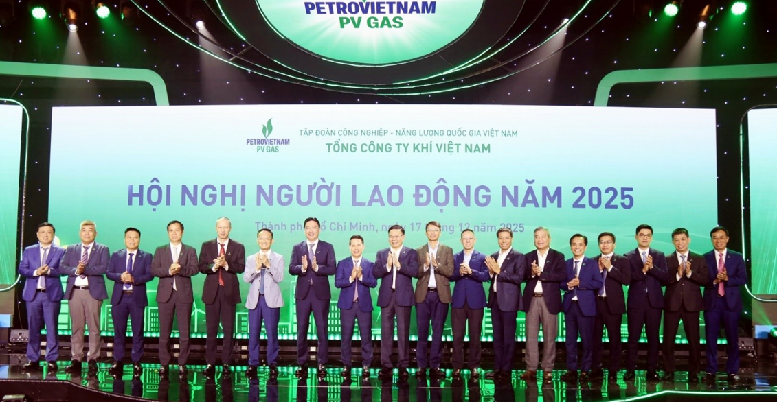 Tập thể lãnh đạo Petrovietnam chúc mừng PV GAS hoàn thành xuất sắc nhiệm vụ sản xuất kinh doanh năm 2025