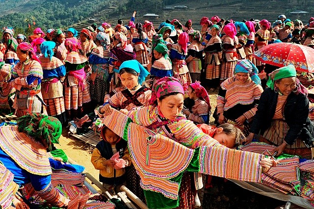 Khám phá những phiên chợ hấp dẫn du khách nước ngoài ảnh 1 Khám phá những phiên chợ hấp dẫn du khách nước ngoài ảnh 1