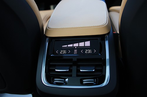 Volvo XC90 Inscription giá 4 tỷ - xe sang kiểu mới cho khách Việt ảnh 7 Volvo XC90 Inscription giá 4 tỷ - xe sang kiểu mới cho khách Việt ảnh 7