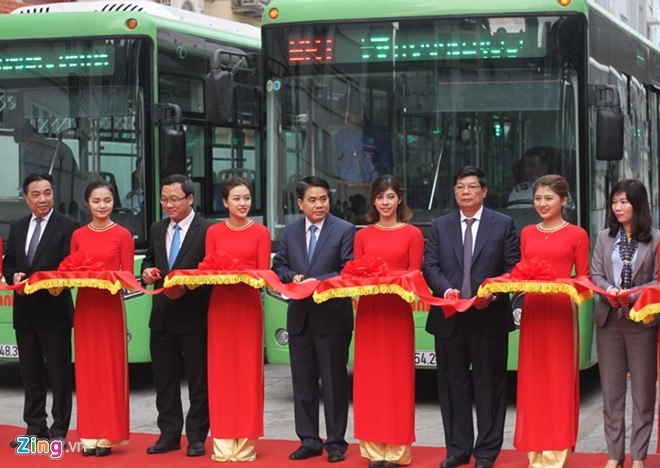 Chủ tịch Hà Nội đi buýt nhanh ngày khai trương ảnh 1