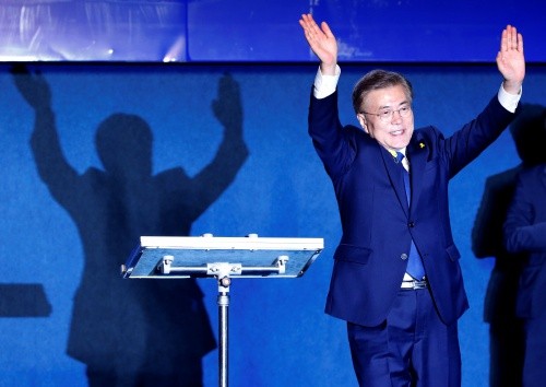 Ông Moon Jae-in đắc cử tổng thống Hàn Quốc ảnh 1 Tổng thống đắc cử Moon Jae-in cám ơn người ủng hộ. Ảnh: Reuters