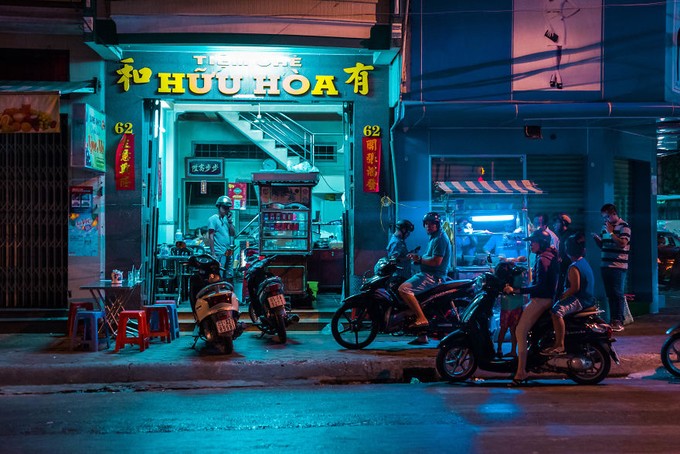 Đêm Việt Nam 'diệu kỳ' trong mắt khách Tây ảnh 1 Đêm Việt Nam 'diệu kỳ' trong mắt khách Tây ảnh 1