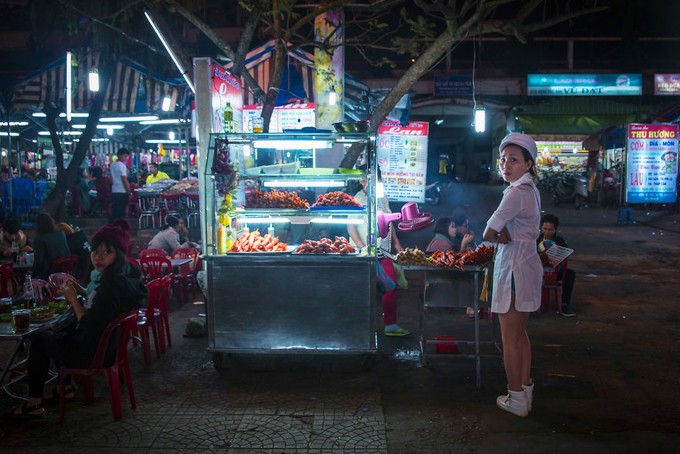 Đêm Việt Nam 'diệu kỳ' trong mắt khách Tây ảnh 2 Đêm Việt Nam 'diệu kỳ' trong mắt khách Tây ảnh 2