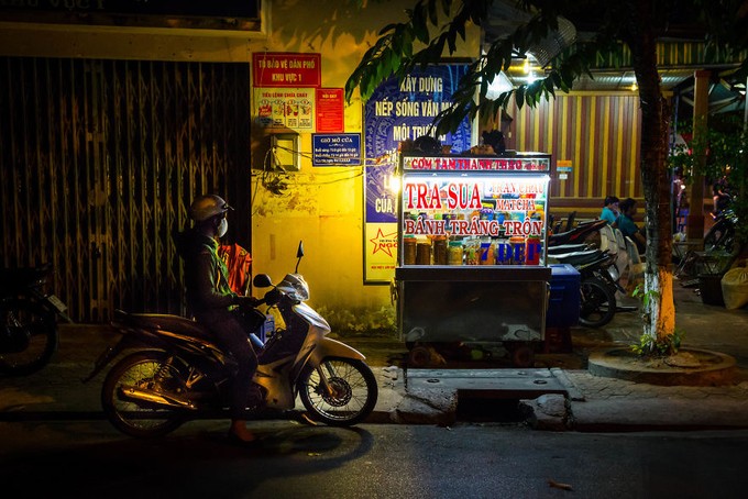 Đêm Việt Nam 'diệu kỳ' trong mắt khách Tây ảnh 4 Đêm Việt Nam 'diệu kỳ' trong mắt khách Tây ảnh 4