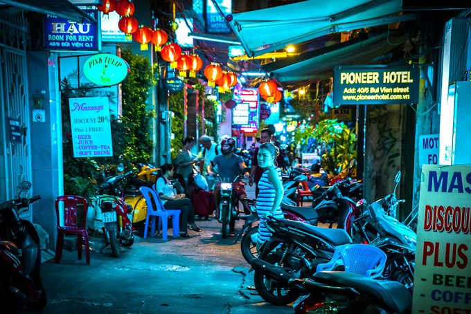 Đêm Việt Nam 'diệu kỳ' trong mắt khách Tây ảnh 6 Đêm Việt Nam 'diệu kỳ' trong mắt khách Tây ảnh 6
