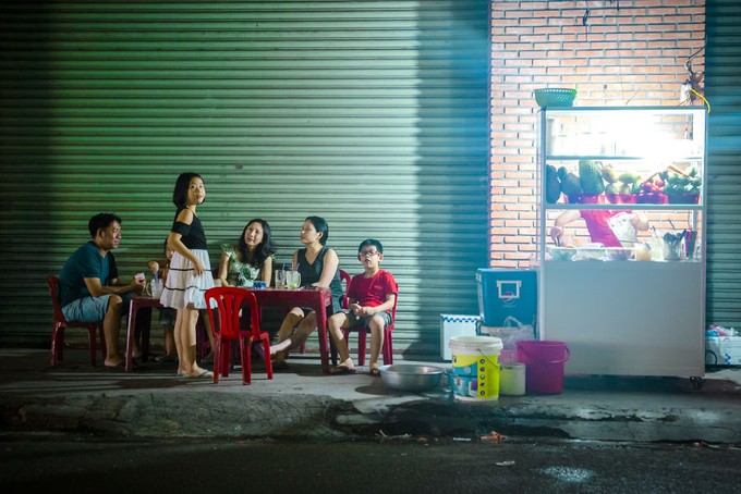 Đêm Việt Nam 'diệu kỳ' trong mắt khách Tây ảnh 7 Đêm Việt Nam 'diệu kỳ' trong mắt khách Tây ảnh 7