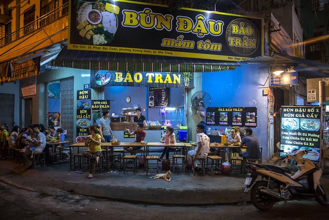 Đêm Việt Nam 'diệu kỳ' trong mắt khách Tây ảnh 8 Đêm Việt Nam 'diệu kỳ' trong mắt khách Tây ảnh 8