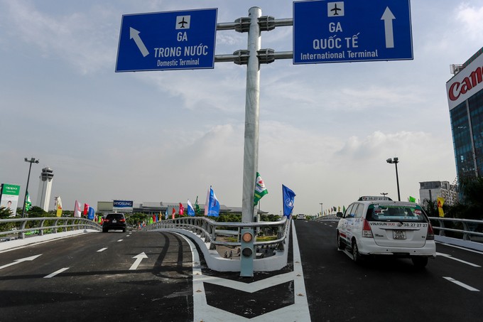 Cầu vượt vào sân bay Tân Sơn Nhất thông thoáng ngày khánh thành ảnh 6 Cầu vượt vào sân bay Tân Sơn Nhất thông thoáng ngày khánh thành ảnh 6