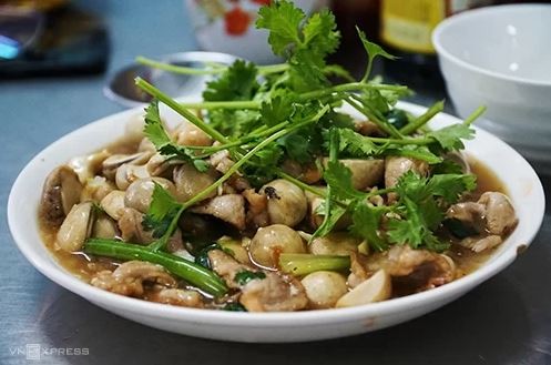 Quán cơm thố hơn 7 thập kỷ ở trung tâm Sài Gòn ảnh 1