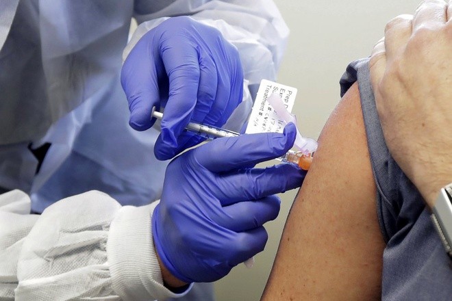 Người đầu tiên tiêm vaccine Covid-19: 'Tôi rất vui, thật điên rồ' ảnh 1 Người đầu tiên tiêm vaccine Covid-19: 'Tôi rất vui, thật điên rồ' ảnh 1