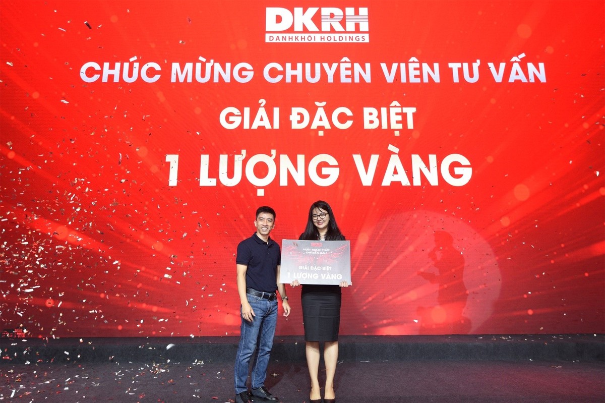 “Người dẫn đường” Nguyễn Quốc Bảo – Phó tổng giám đốc Tập đoàn Danh Khôi trao tặng giải đặc biệt cho chuyên viên tư vấn may mắn. “Người dẫn đường” Nguyễn Quốc Bảo – Phó tổng giám đốc Tập đoàn Danh Khôi trao tặng giải đặc biệt cho chuyên viên tư vấn may mắn.