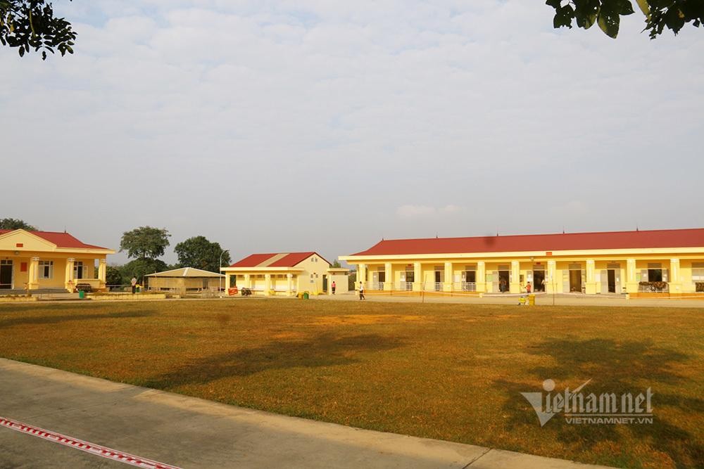 Khu cách ly ở Trung đoàn Pháo binh 58 gồm nhiều dãy nhà, nằm trong khuôn viên thoáng mát, rộng rãi. Khu cách ly ở Trung đoàn Pháo binh 58 gồm nhiều dãy nhà, nằm trong khuôn viên thoáng mát, rộng rãi.