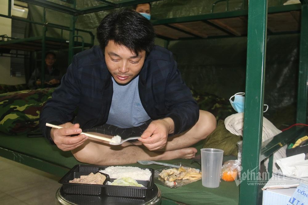 Bữa trưa và bữa tối, bà con sẽ được ăn cơm. Bữa sáng, mọi người được lựa chọn một trong các món: cháo, xôi, bánh mỳ. Bữa trưa và bữa tối, bà con sẽ được ăn cơm. Bữa sáng, mọi người được lựa chọn một trong các món: cháo, xôi, bánh mỳ.