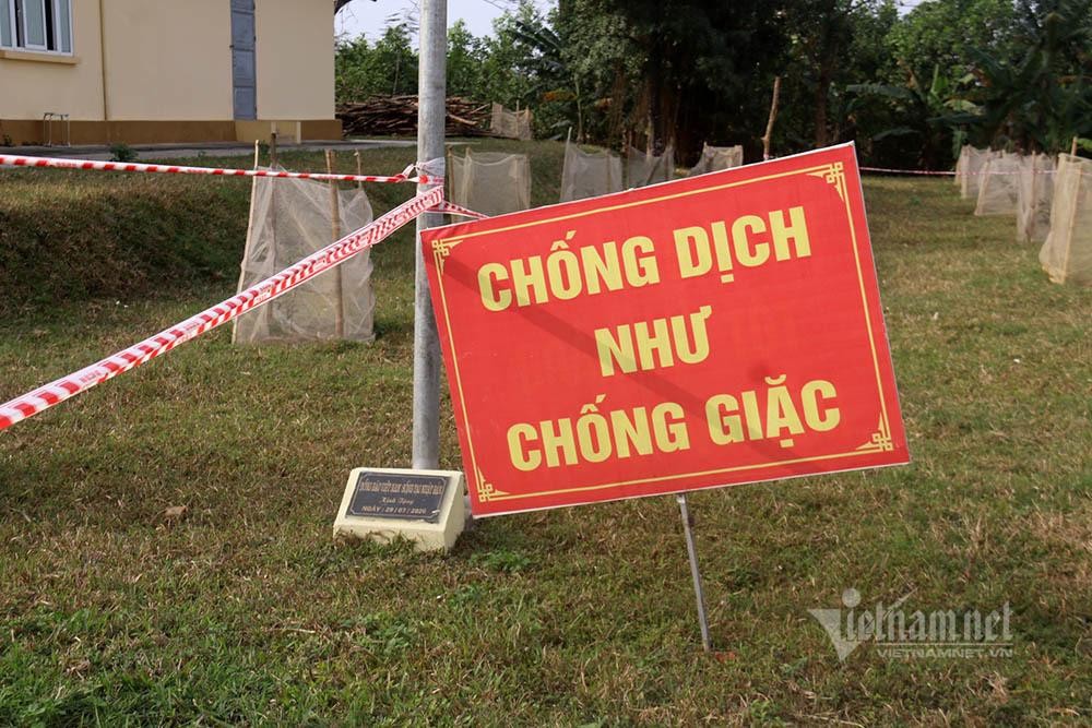 Khu cách ly được chia thành 3 vòng. Chỉ những cán bộ, nhân viên làm nhiệm vụ mới được vào vòng trong cùng. Khu cách ly được chia thành 3 vòng. Chỉ những cán bộ, nhân viên làm nhiệm vụ mới được vào vòng trong cùng.