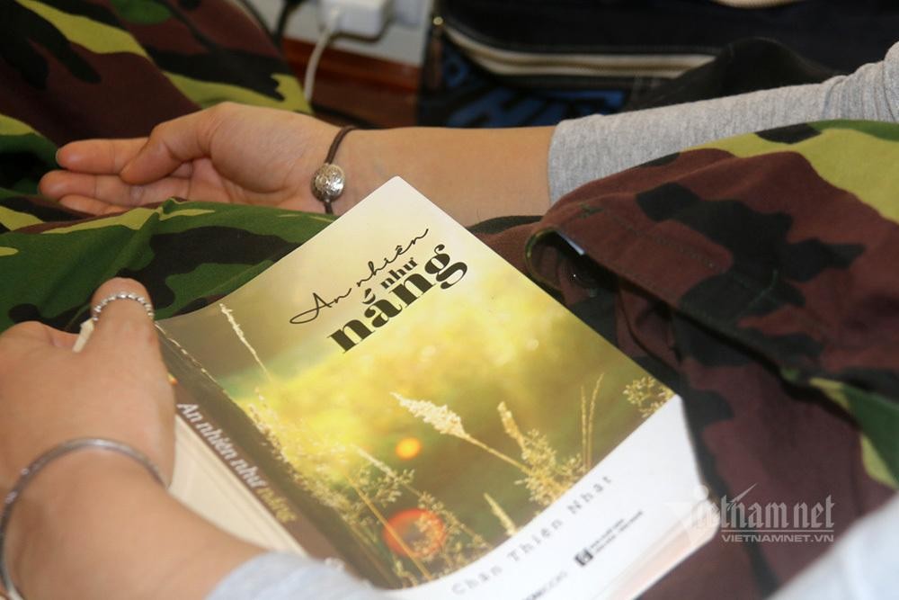 Một số người vẫn kịp mang theo vài cuốn sách để đọc trong những ngày rảnh rỗi. Một số người vẫn kịp mang theo vài cuốn sách để đọc trong những ngày rảnh rỗi.