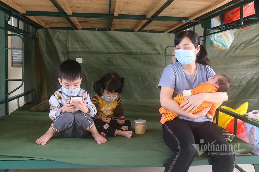 Một bà mẹ khác và 3 đứa con nhỏ trở thành F1 khi người chồng nhận kết quả dương tính. Một bà mẹ khác và 3 đứa con nhỏ trở thành F1 khi người chồng nhận kết quả dương tính.