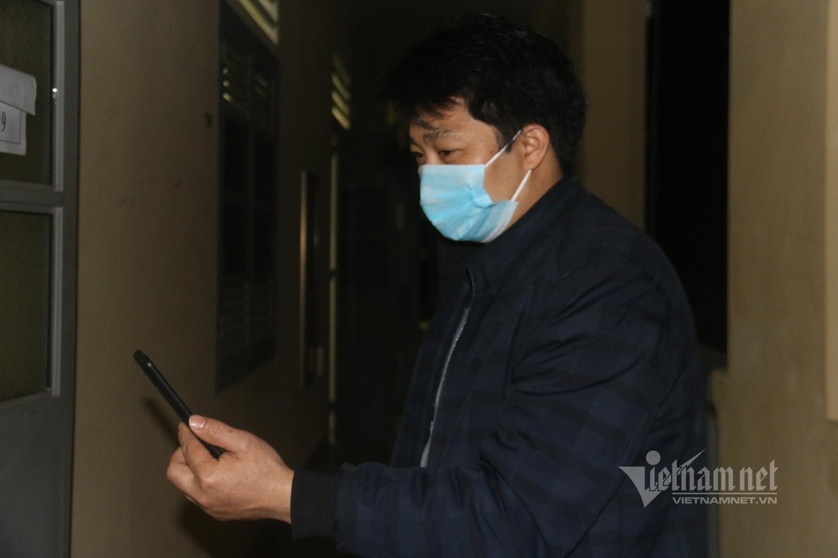 Người đàn ông này đang gọi video về cho gia đình trước bữa tối. Người đàn ông này đang gọi video về cho gia đình trước bữa tối.