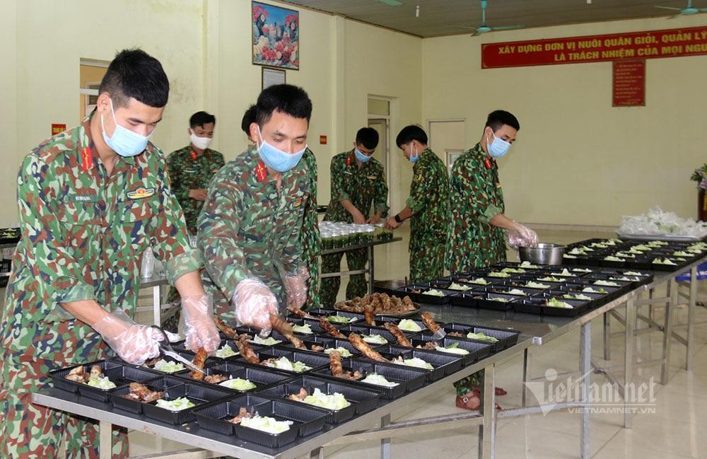 Bữa cơm cách ly được các chiến sĩ chuẩn bị dựa trên các tiêu chí: đảm bảo vệ sinh, đủ chất dinh dưỡng và thay đổi đa dạng. Bữa cơm cách ly được các chiến sĩ chuẩn bị dựa trên các tiêu chí: đảm bảo vệ sinh, đủ chất dinh dưỡng và thay đổi đa dạng.