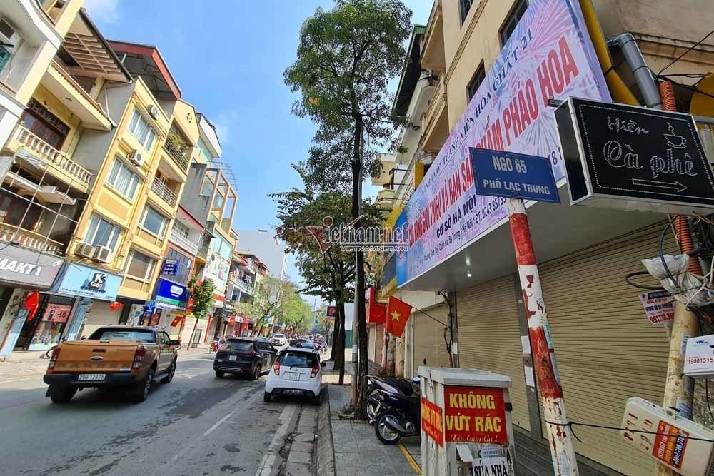 Đến trưa 10/2, cửa hàng bán pháo hoa tạm đóng cửa.