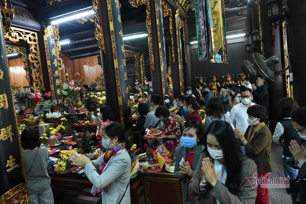 Ngày mùng 3 Tết rất đông du khách đến hành lễ.